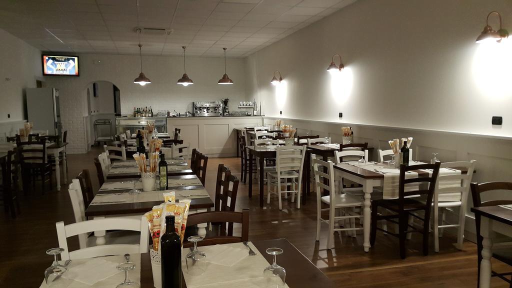 Albergo Pizzeria Sole サン・ジョヴァンニ・ルパトート エクステリア 写真