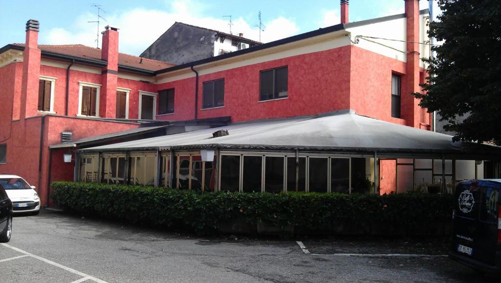Albergo Pizzeria Sole サン・ジョヴァンニ・ルパトート エクステリア 写真