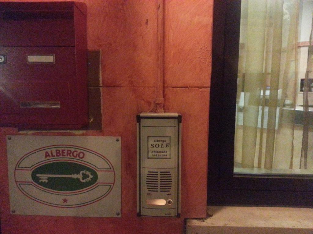 Albergo Pizzeria Sole サン・ジョヴァンニ・ルパトート エクステリア 写真