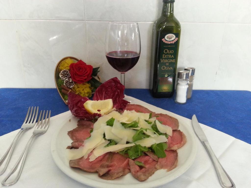 Albergo Pizzeria Sole サン・ジョヴァンニ・ルパトート エクステリア 写真