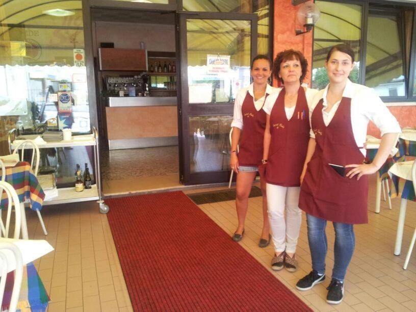 Albergo Pizzeria Sole サン・ジョヴァンニ・ルパトート エクステリア 写真